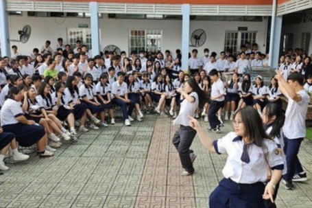 Từ 1-2026, trường học từ cấp THCS ở TPHCM hạn chế dùng điện thoại giờ ra chơi