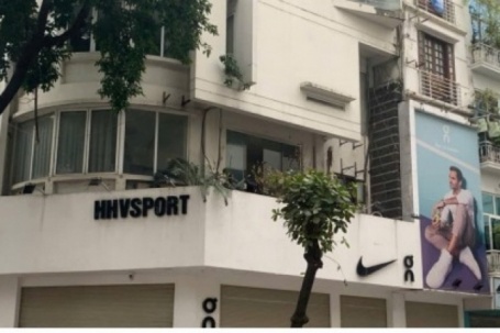 Loạt cửa hàng ở phố “đất vàng” giữa Thủ Đô đóng cửa, trả mặt bằng dịp cuối năm