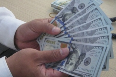 Mua - bán USD trái phép bị phạt tới 100 triệu đồng, giao dịch thế nào cho đúng?