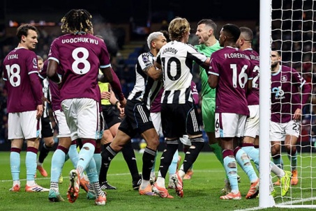 Kết quả bóng đá Burnley - Newcastle: Khởi đầu chóng vánh, đòn kết liễu phút bù giờ (Ngoại hạng Anh)