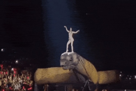 Nữ ca sĩ cưỡi mãng xà dài 30 m trước 40.000 người