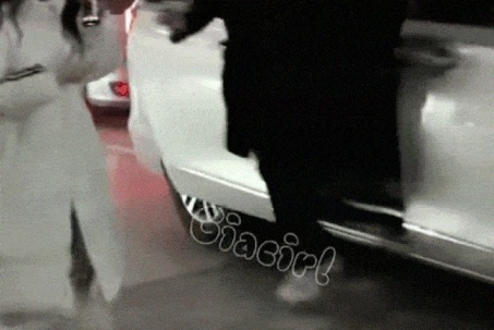 Một nam ca sĩ túm tóc, đấm hai cô gái liên tiếp ở ga tàu