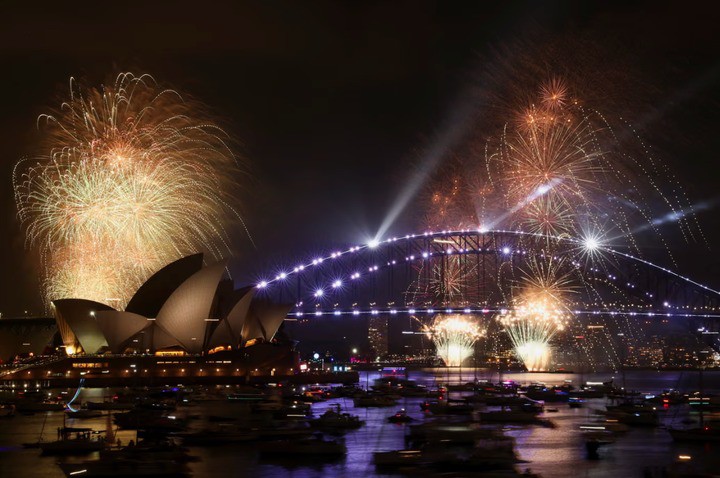 Pháo hoa rực sáng trên Cầu cảng Sydney vào lúc 21h ngày 31/12 (giờ địa phương). (Ảnh: Reuters)