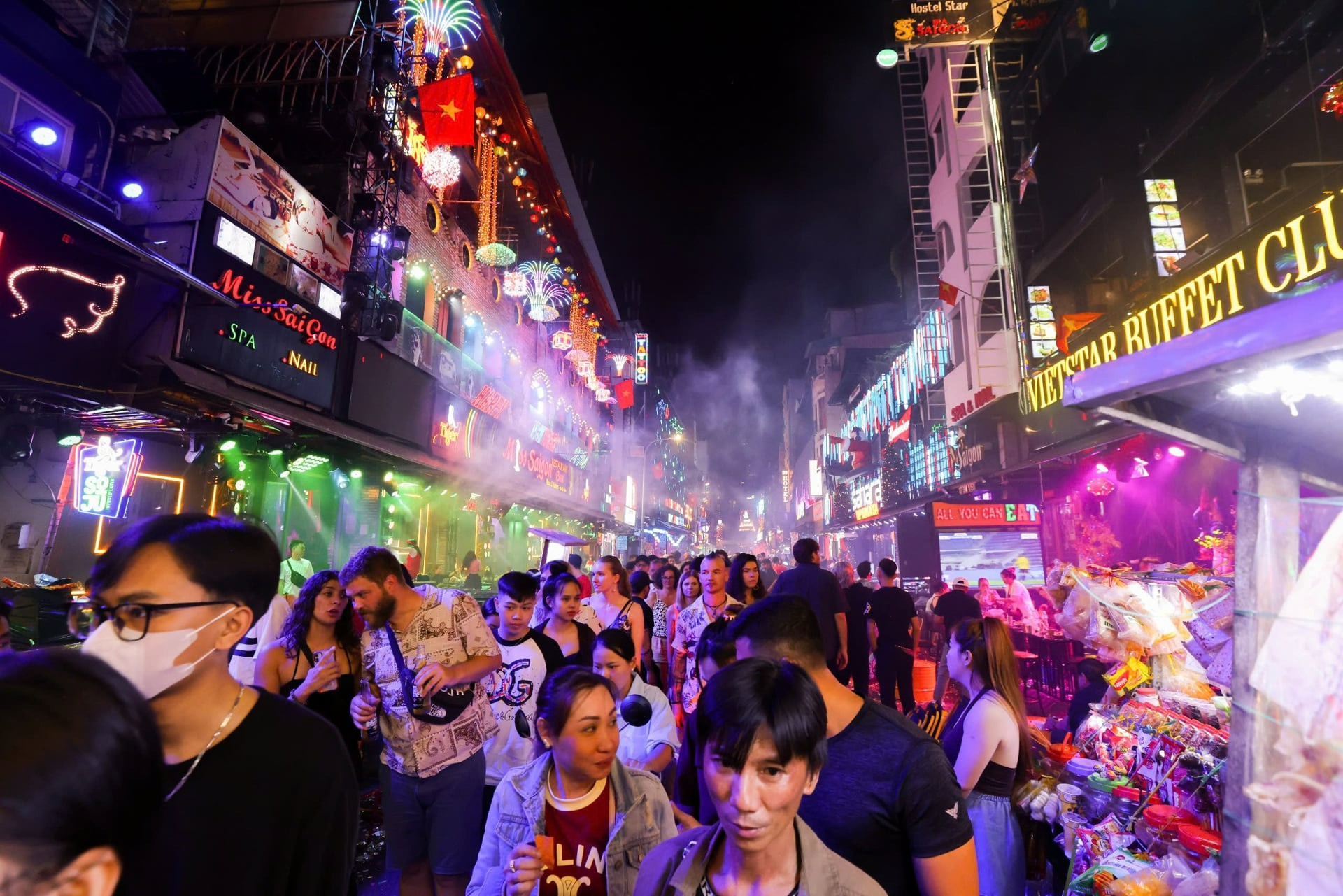 Mãn nhãn màn bắn pháo hoa rực rỡ chào đón năm mới 2026 trên khắp cả nước - 27