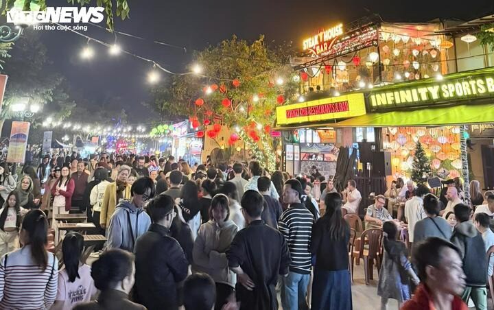 Tuyến đường Nguyễn Phúc Chu chật kín du khách tản bộ. (Ảnh: Thanh Ba)