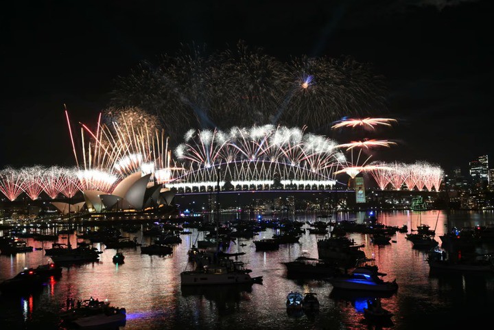 Pháo hoa thắp sáng bầu trời đêm trên Cầu cảng Sydney và Nhà hát Opera Sydney trong lễ đón năm mới. (Ảnh: Getty)