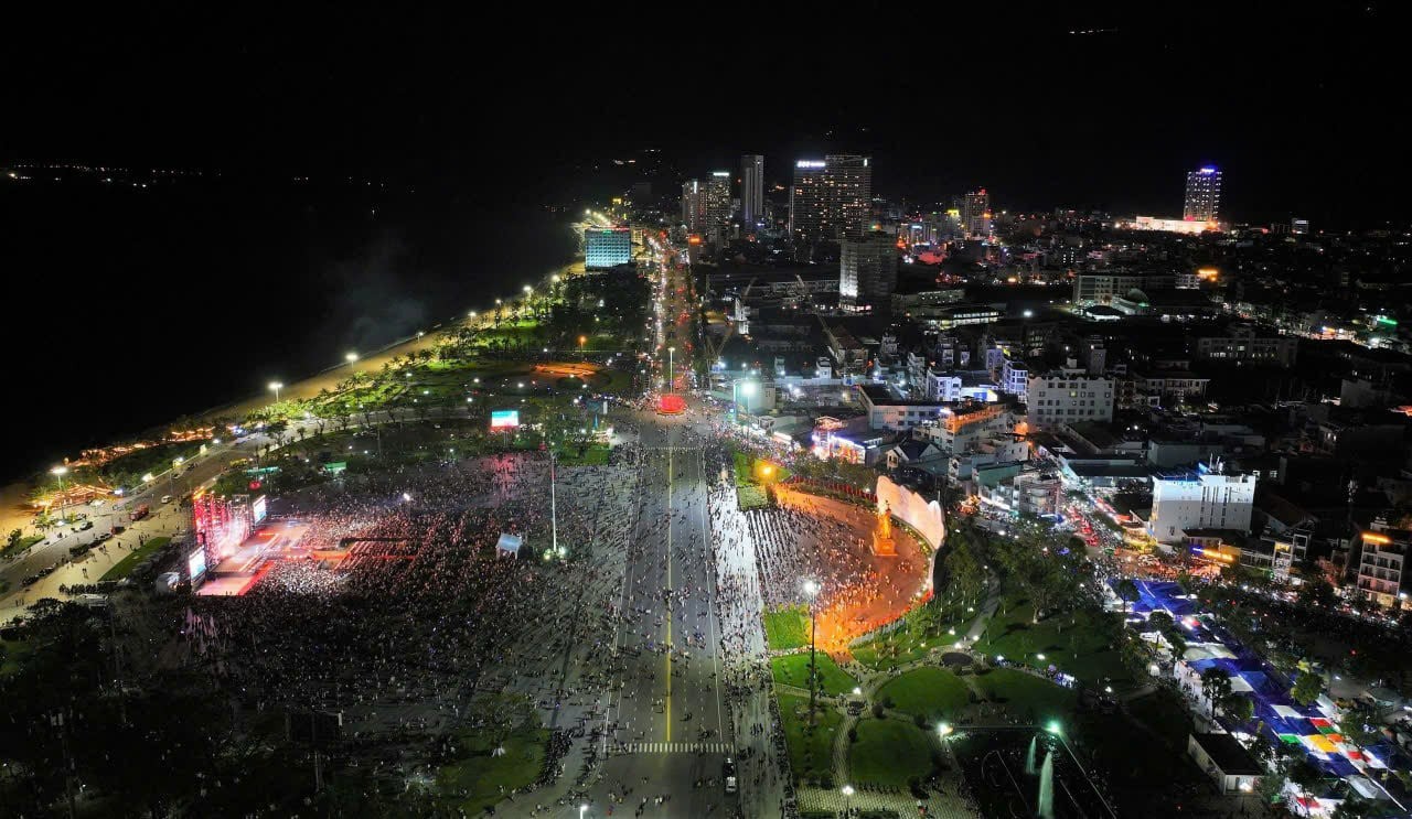 Mãn nhãn màn bắn pháo hoa rực rỡ chào đón năm mới 2026 trên khắp cả nước - 24