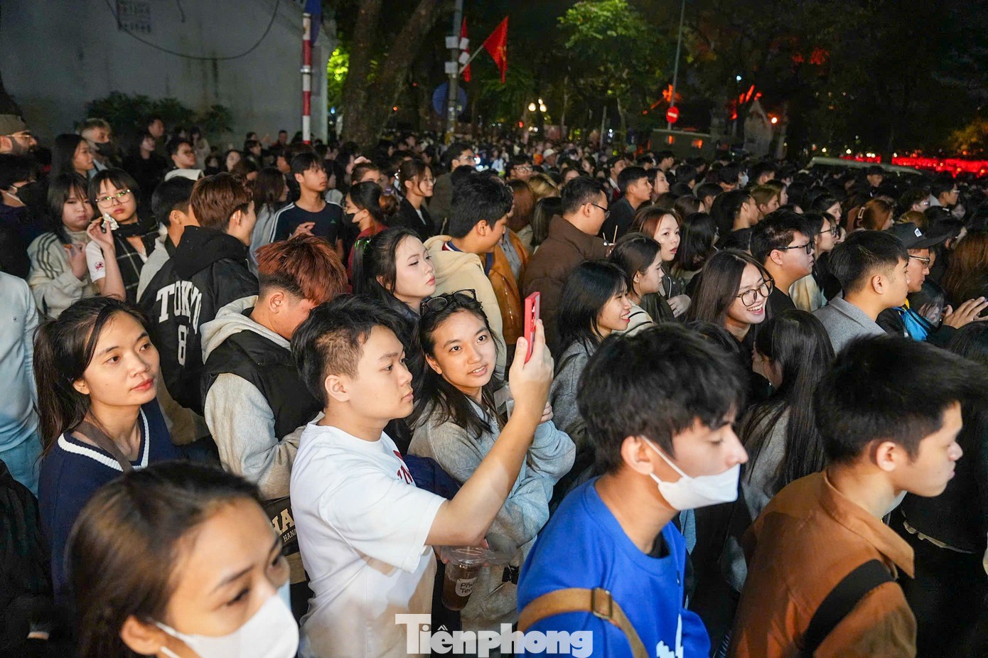 Khoảng 19h, các lối đi vào khu vực countdown chật ních người.