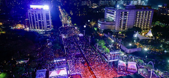 Người dân Đài Loan bất chấp mưa gió cùng nhau ra đường đón bữa tiệc mừng năm mới diễn ra trong thành phố khi đồng hồ điểm 00:00. (Ảnh: EPA)