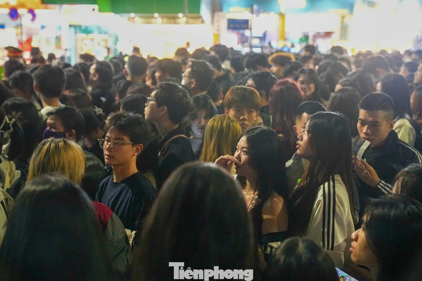 Khoảng 19h, các lối đi vào khu vực countdown chật ních người.
