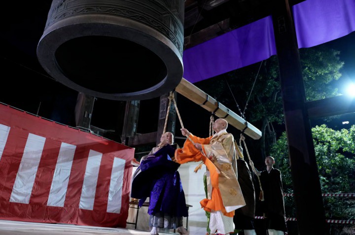 Các nhà sư đánh chuông chào mừng năm mới tại chùa Zojo-ji ở Tokyo, vài phút sau nửa đêm ngày 1/1/2026. (Ảnh: AP)
