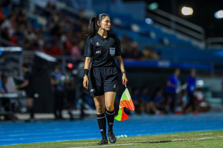 Trọng tài biên người Lào Chanthavong Phutsavan không công nhận bàn thắng hợp lệ của tuyển nữ Việt Nam