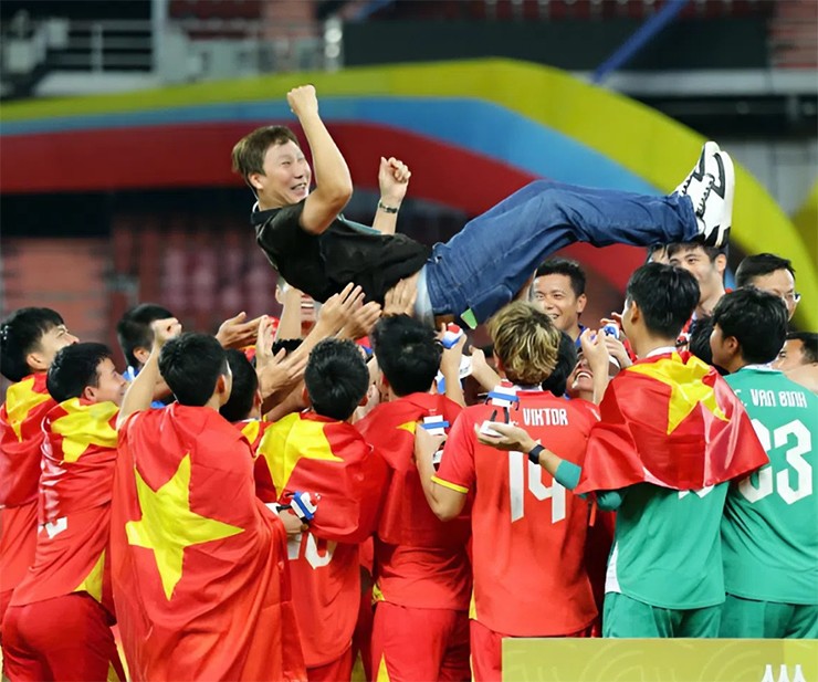 Dưới sự mát tay của HLV Kim Sang Sik bóng đá Việt Nam giành cú ăn 3 lịch sử
