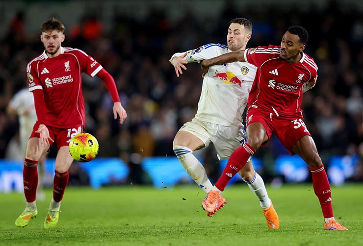 Liverpool (áo đỏ) nỗ lực thoát khủng hoảng