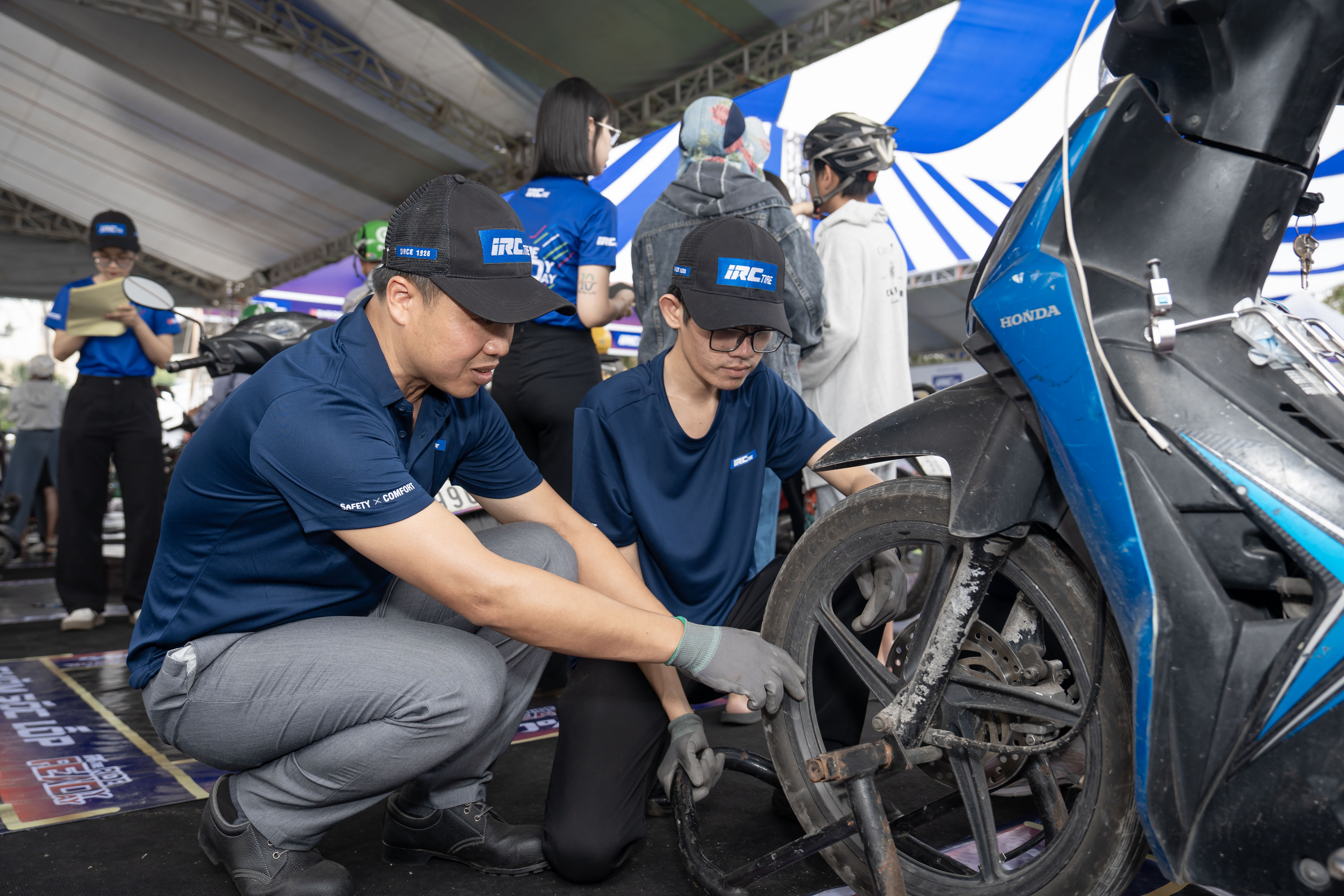 Hơn 1.200 xe máy được chăm sóc, bảo dưỡng an toàn dịp cuối năm