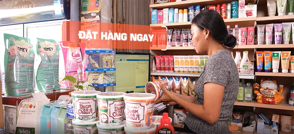 Chủ tiệm tạp hóa đặt hàng qua hệ thống Retail Supreme