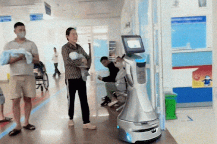 Robot dẫn đường, giao thuốc trong bệnh viện