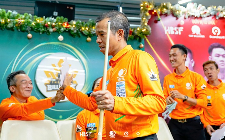 Quyết Chiến và đồng đội ăn mừng chức vô địch kịch tính