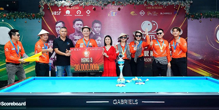 Bao Phương Vinh và các đồng đội của Team 9scoreboard nhận hạng 3