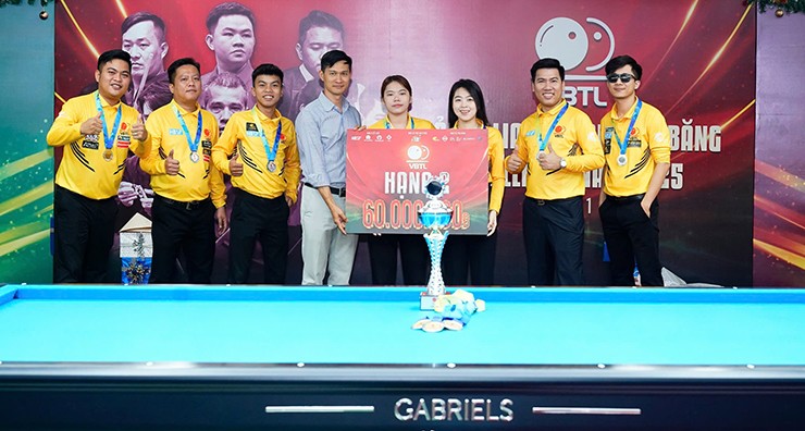 Trao thưởng giải á quân cho Team Million