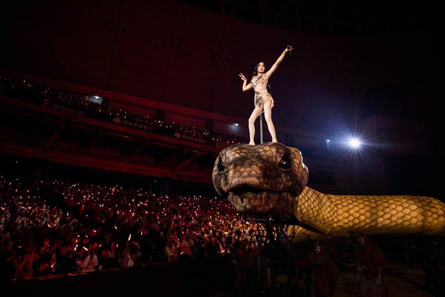 Nữ ca sĩ cưỡi mãng xà dài 30 m trước 40.000 người - 3