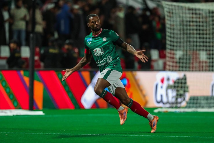 Wijnaldum ăn mừng