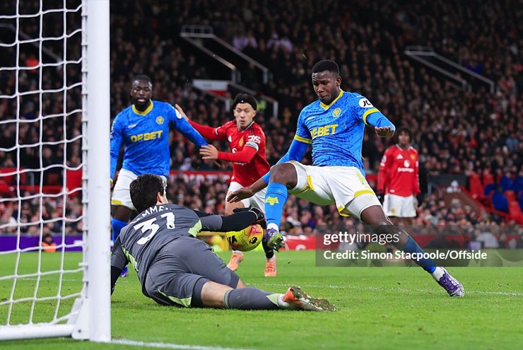 Thủ môn Lammens gánh vác MU