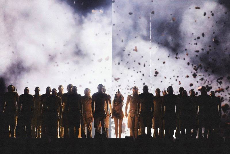 Nữ ca sĩ cưỡi mãng xà dài 30 m trước 40.000 người - 13