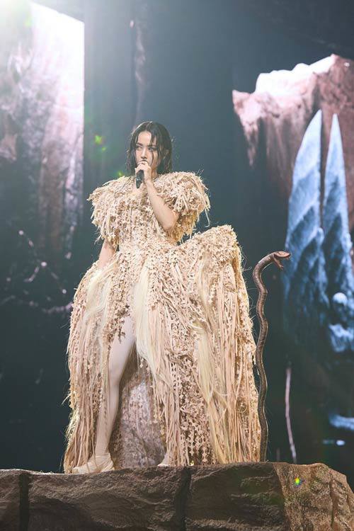 Nữ ca sĩ cưỡi mãng xà dài 30 m trước 40.000 người - 14