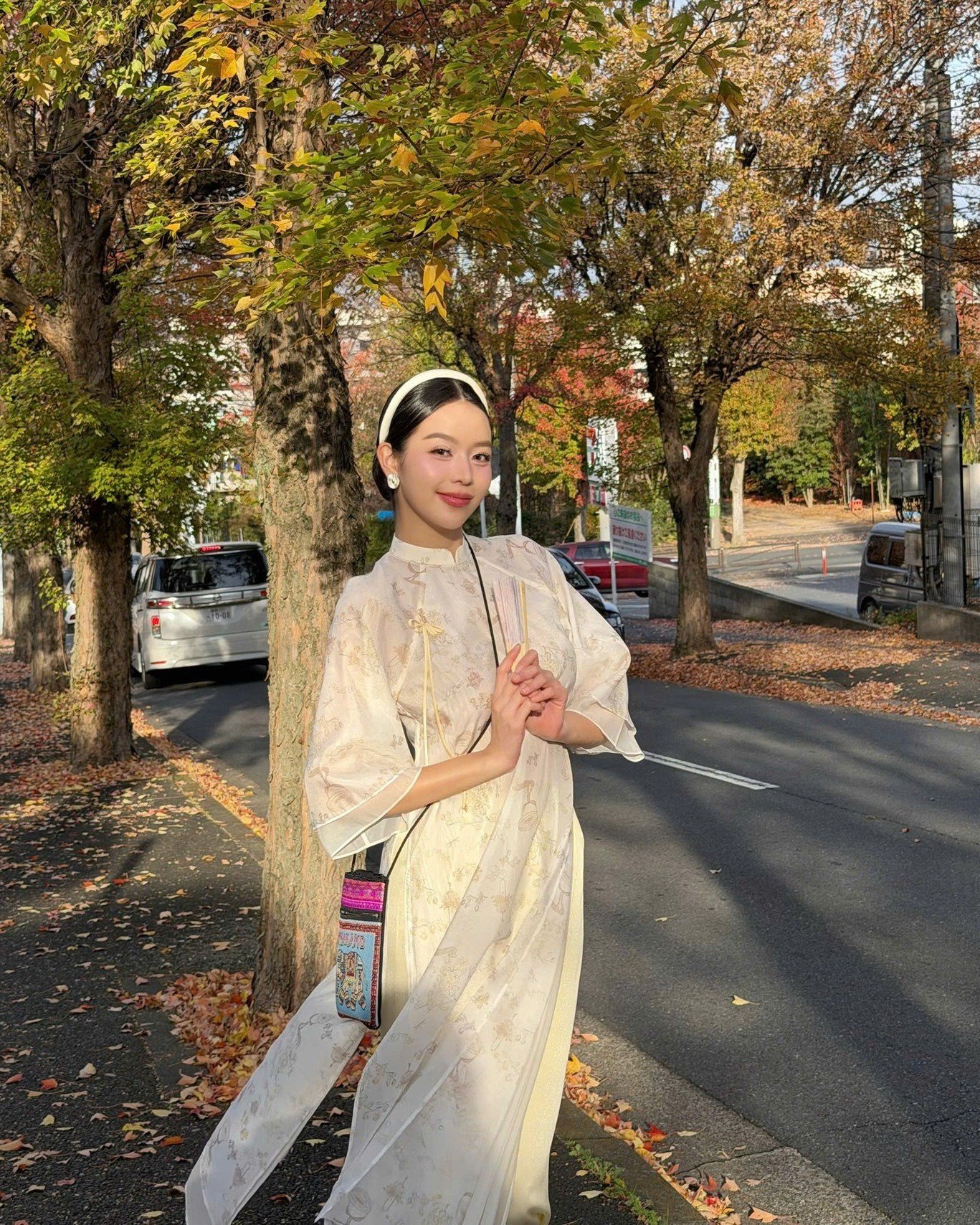 Nàng hậu xinh đẹp cùng mẫu áo dài tơ thêu nổi trong một hoạt động thường ngày tại Nhật Bản.