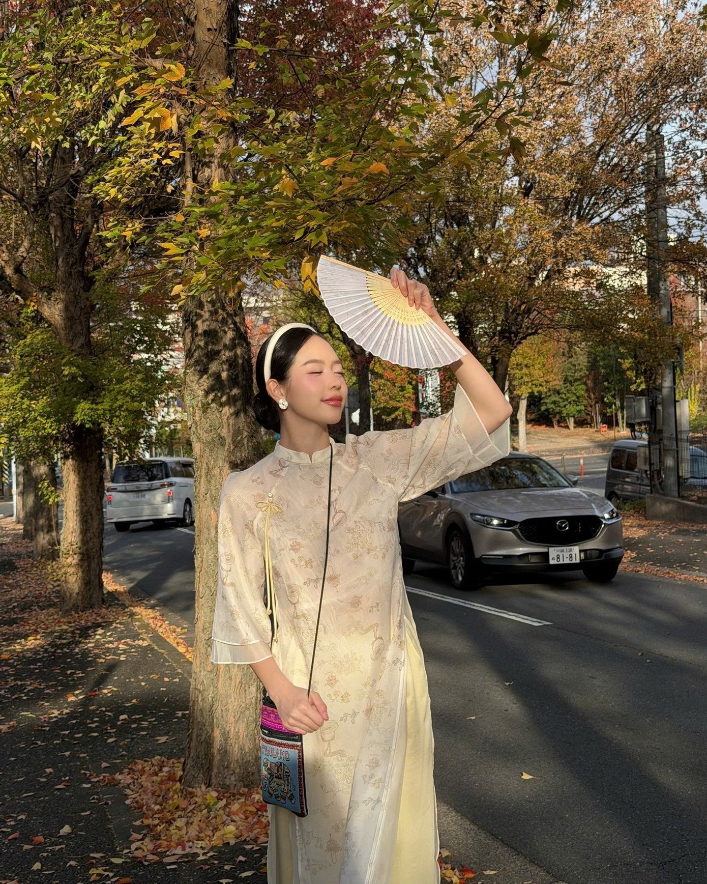 Nàng hậu xinh đẹp cùng mẫu áo dài tơ thêu nổi trong một hoạt động thường ngày tại Nhật Bản.