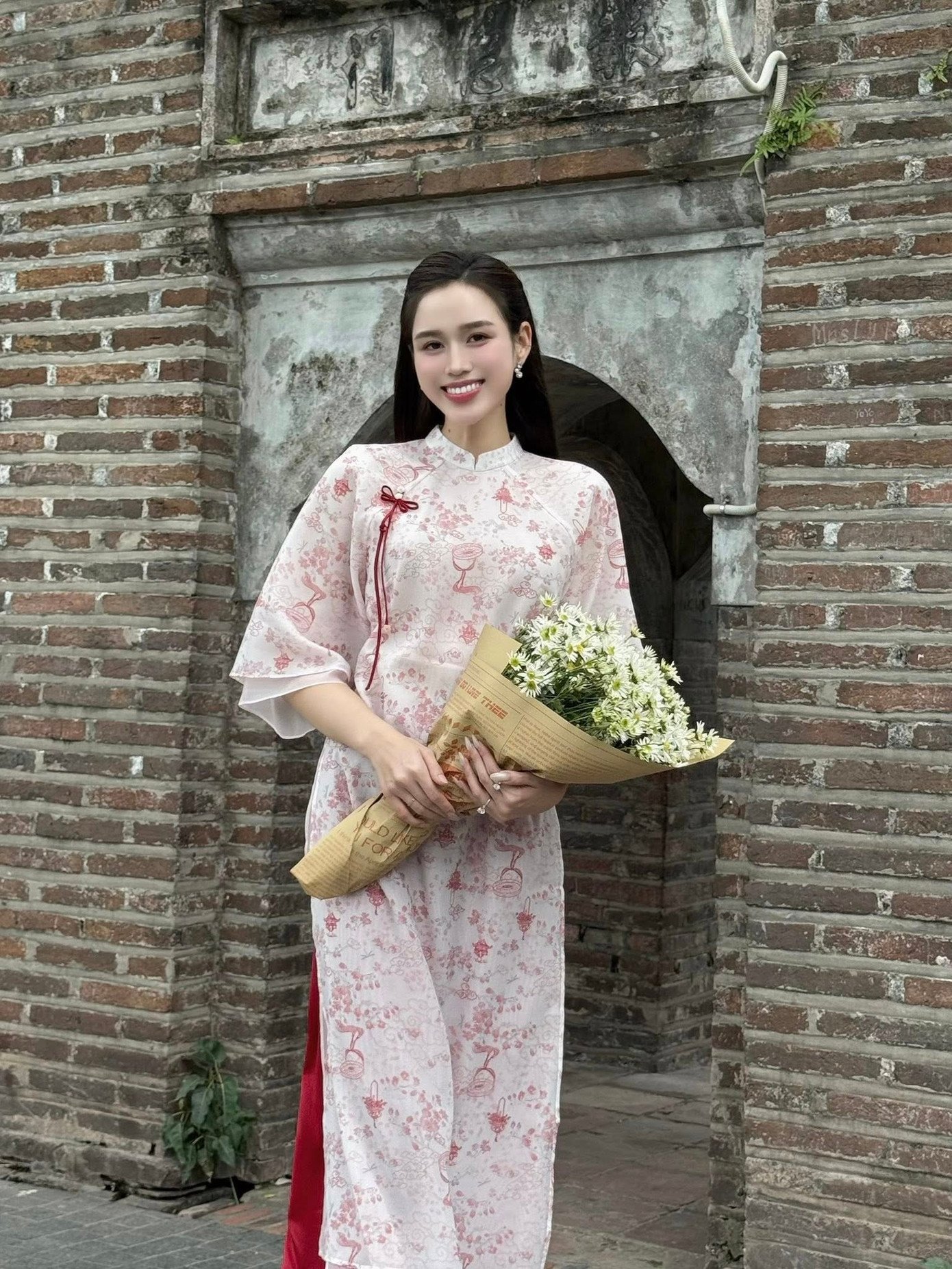 Đây là kiểu dáng áo dài được không ít Hoa hậu yêu thích dịp cuối năm. Hoa hậu Đỗ Thị Hà cũng chọn hai mẫu áo dài được may từ chất liệu tơ, thêu nổi.