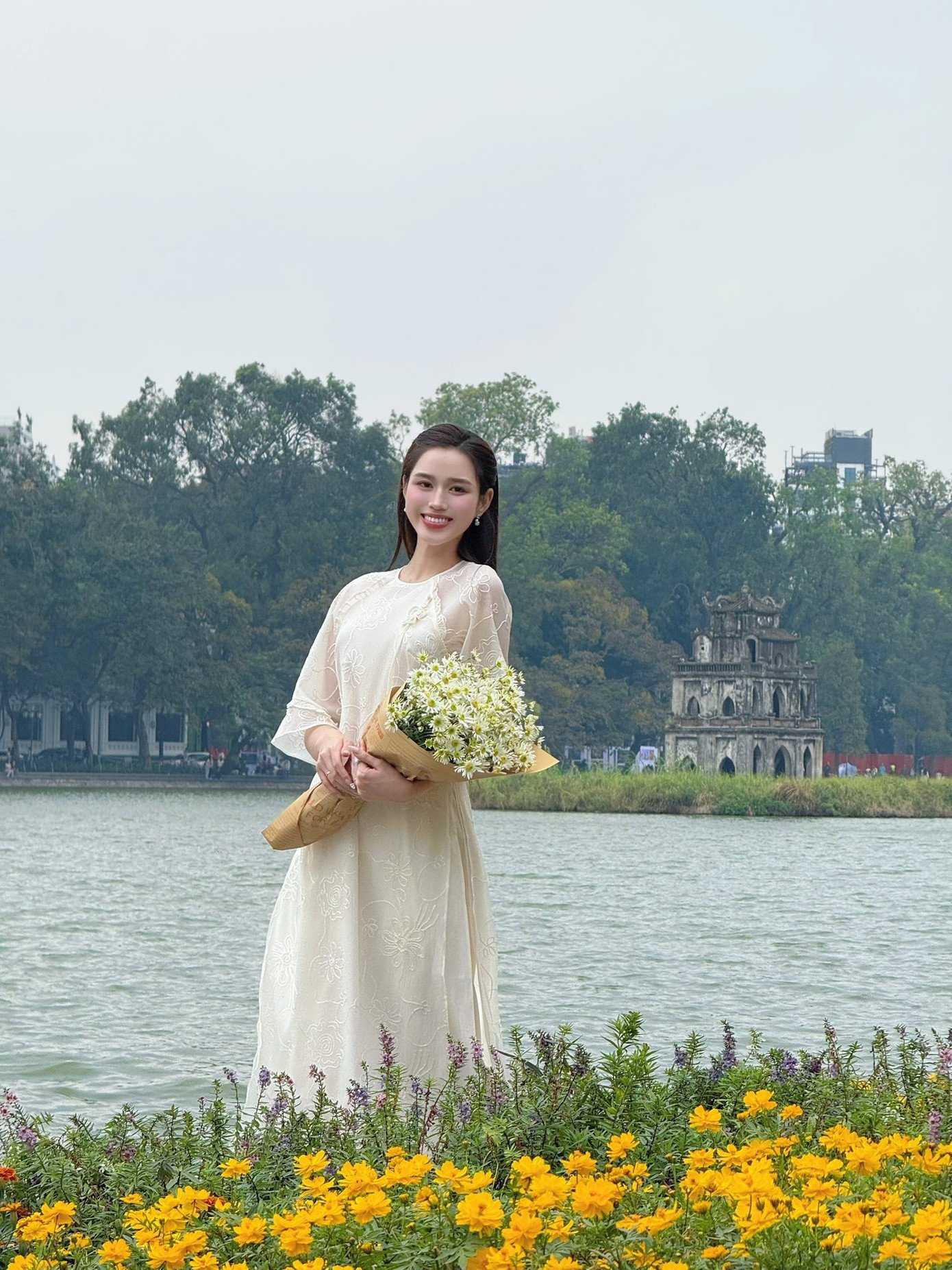 Đây là kiểu dáng áo dài được không ít Hoa hậu yêu thích dịp cuối năm. Hoa hậu Đỗ Thị Hà cũng chọn hai mẫu áo dài được may từ chất liệu tơ, thêu nổi.