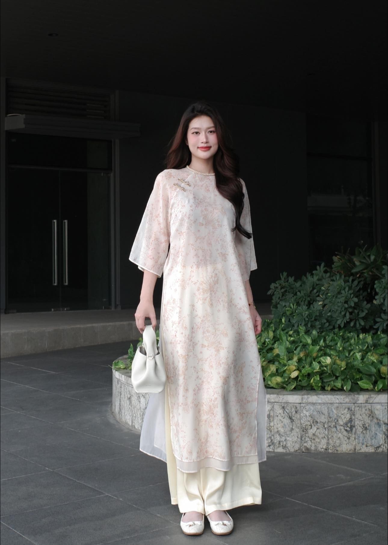 Hoa hậu Đoàn Thiên Ân xinh đẹp dịu dàng trong một thiết kế tương tự. Nàng hậu để tóc xoã tự nhiên, tươi tắn trẻ trung như nữ sinh.