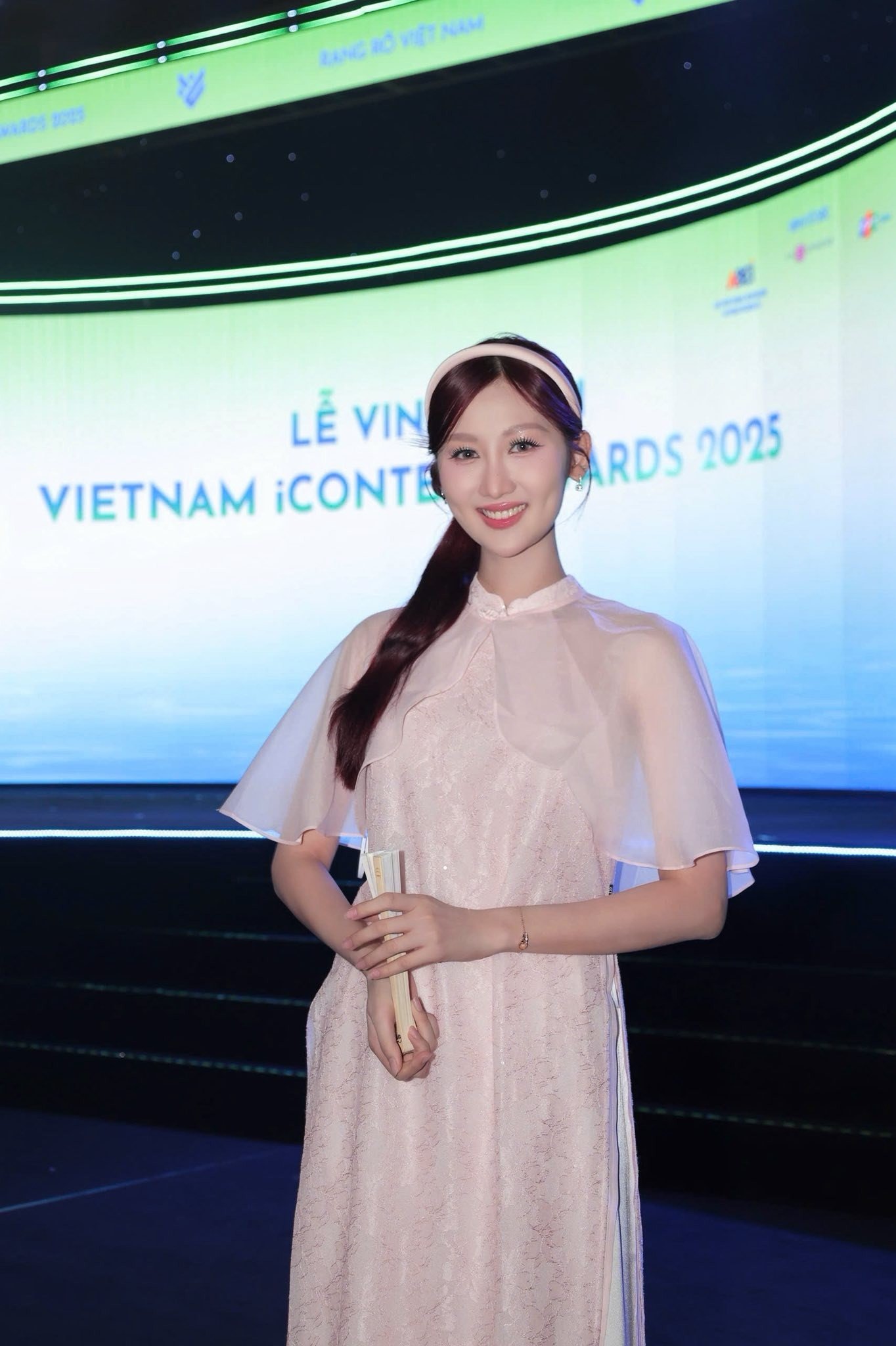 Loạt áo dài bay bổng được Hoa hậu Đỗ Thị Hà, Thanh Thủy lựa chọn dịp cuối năm - 9