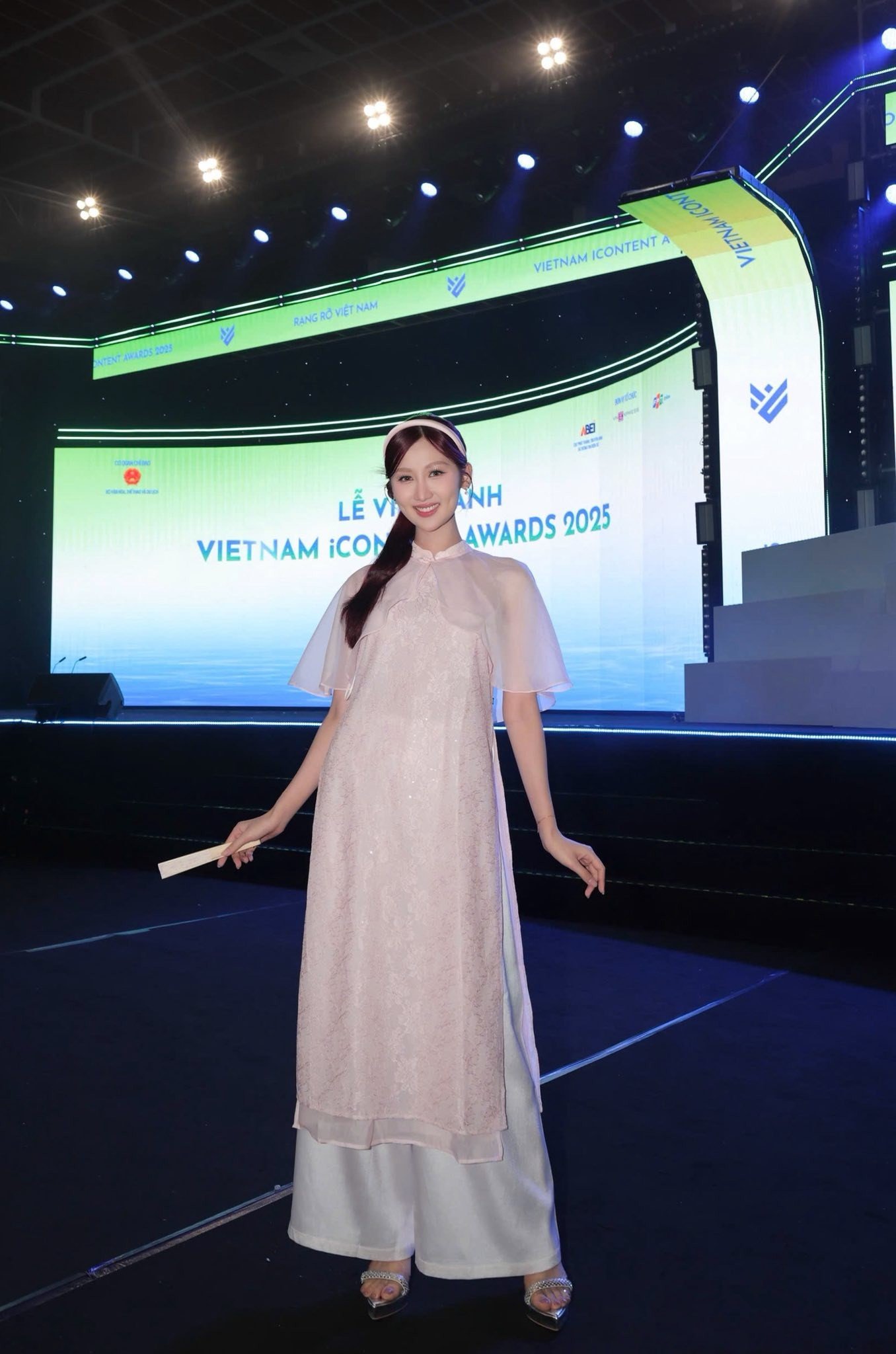 Loạt áo dài bay bổng được Hoa hậu Đỗ Thị Hà, Thanh Thủy lựa chọn dịp cuối năm - 10