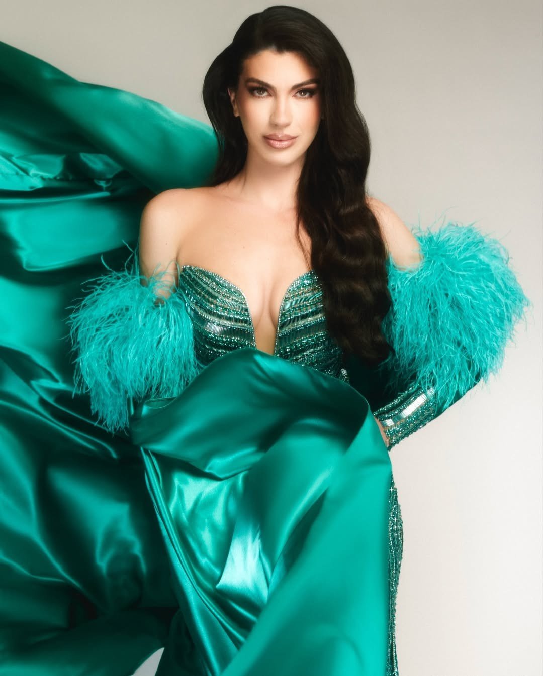 Xếp hạng hai là váy dạ hội của Hoa hậu Hòa bình Brazil 2025 - Kaliana Diniz. Đây là thiết kế được cô dự định trình diễn trong chung kết Hoa hậu Hòa bình Quốc tế 2025. Tuy nhiên, do Kaliana Diniz dừng chân ở top 22 nên chưa có cơ hội trình diễn trên sân khấu.