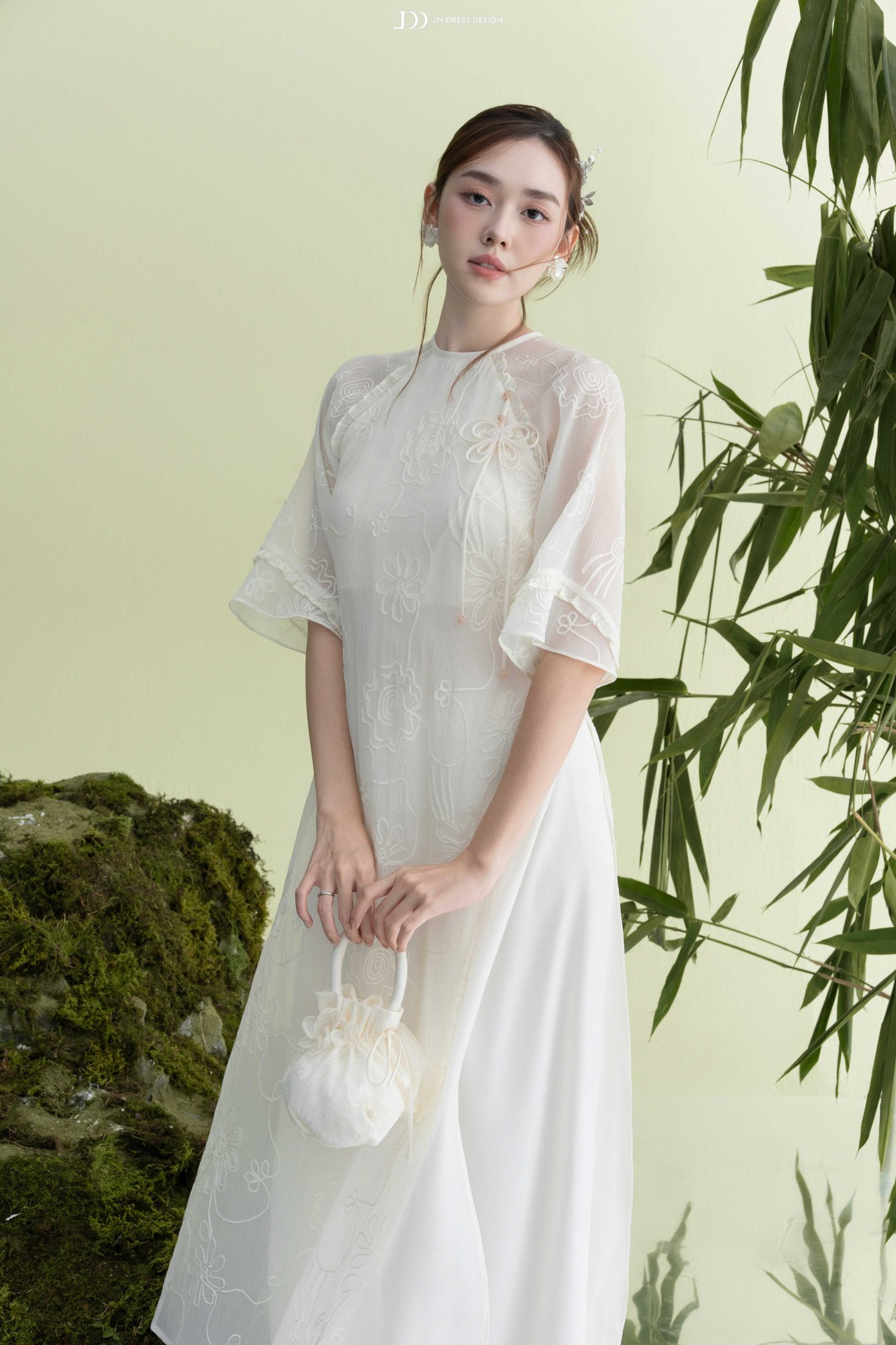 Loạt áo dài bay bổng được Hoa hậu Đỗ Thị Hà, Thanh Thủy lựa chọn dịp cuối năm - 11