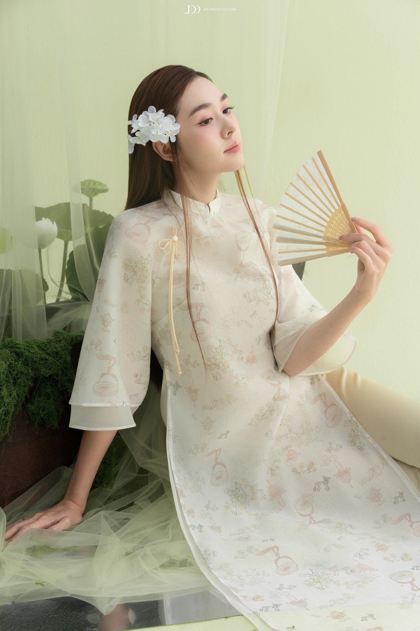 Loạt áo dài bay bổng được Hoa hậu Đỗ Thị Hà, Thanh Thủy lựa chọn dịp cuối năm - 12