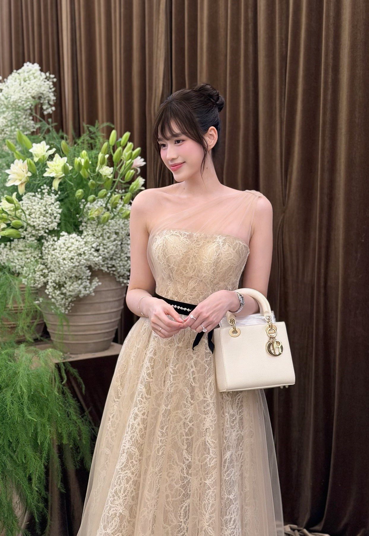 Hoa hậu Đỗ Thị Hà - mỹ nhân của mọi đám cưới: Set đồ nào cũng đẹp xuất sắc - 3