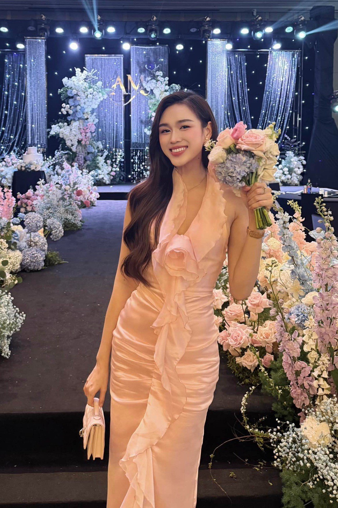 Hoa hậu Đỗ Thị Hà - mỹ nhân của mọi đám cưới: Set đồ nào cũng đẹp xuất sắc - 5