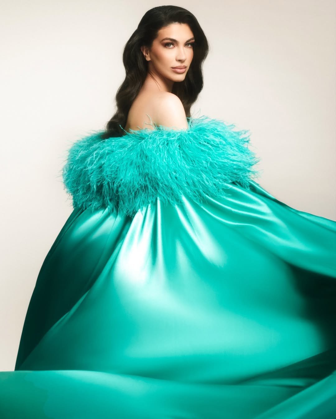 Xếp hạng hai là váy dạ hội của Hoa hậu Hòa bình Brazil 2025 - Kaliana Diniz. Đây là thiết kế được cô dự định trình diễn trong chung kết Hoa hậu Hòa bình Quốc tế 2025. Tuy nhiên, do Kaliana Diniz dừng chân ở top 22 nên chưa có cơ hội trình diễn trên sân khấu.