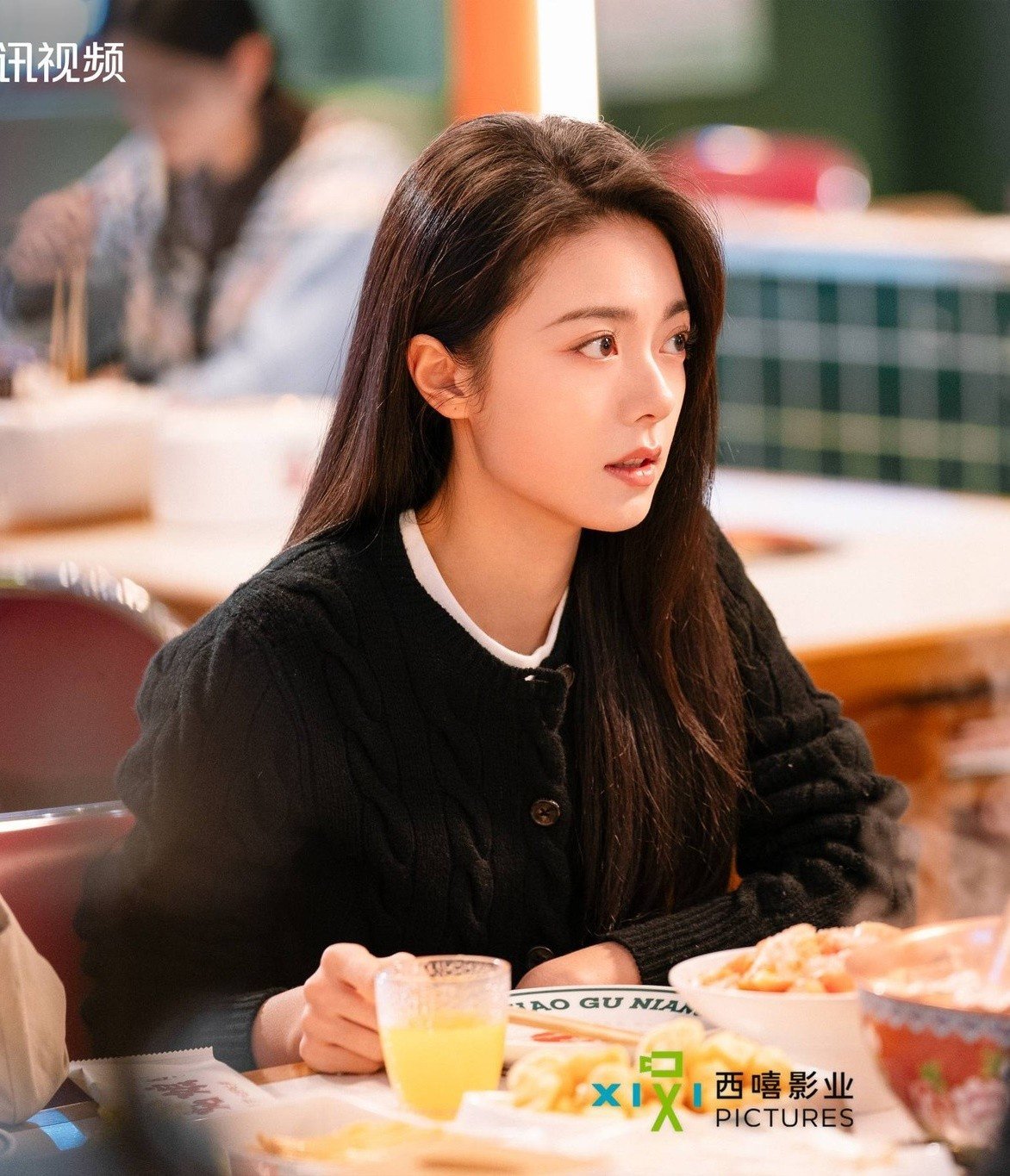 Tôi Như Ánh Dương Rực Rỡ: Là tiểu thư nhà giàu nhưng Triệu Kim Mạch lại mặc xấu? - 15