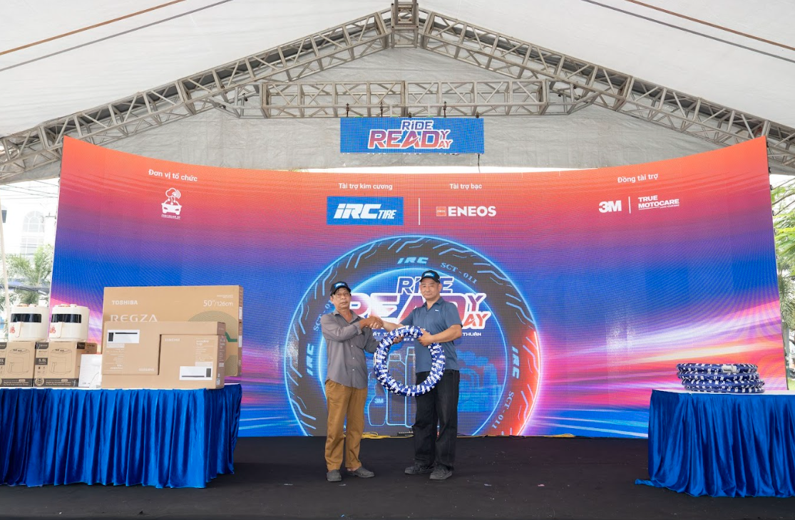 Đại diện IRC Việt Nam trao quà cho khách hàng tham dự sự kiện Ride Ready Day