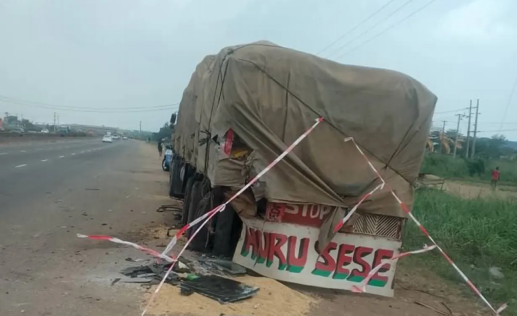 Cảnh sát đang điều tra vì sao chiếc xe tải lại đỗ ở vị trí nguy hiểm như vậy