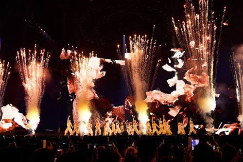 Nữ ca sĩ cưỡi mãng xà dài 30 m trước 40.000 người - 20