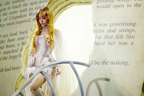 Nữ ca sĩ cưỡi mãng xà dài 30 m trước 40.000 người - 21