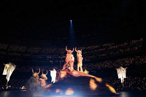 Nữ ca sĩ cưỡi mãng xà dài 30 m trước 40.000 người - 22