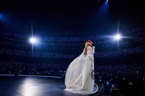 Nữ ca sĩ cưỡi mãng xà dài 30 m trước 40.000 người - 23