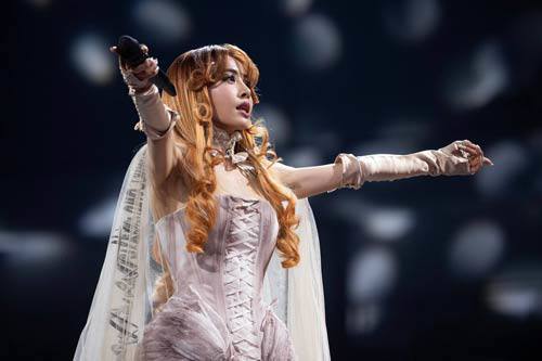 Nữ ca sĩ cưỡi mãng xà dài 30 m trước 40.000 người - 16